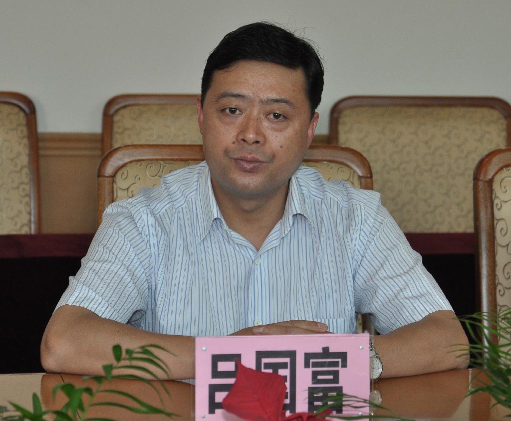 马雷副书记讲话共青团贵州省委副书记刘锐,我校副校长吕国富出席捐赠