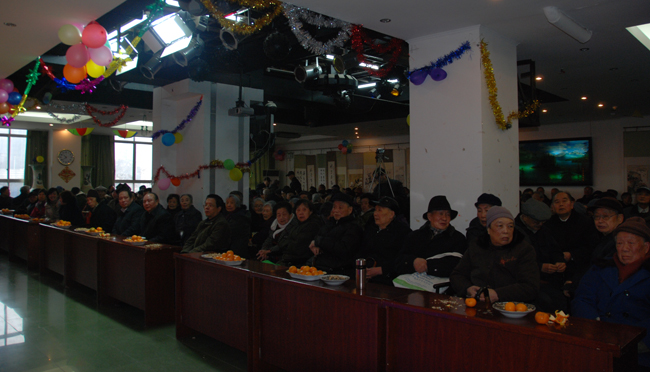 离退休处春节团拜会现场 1月13日上午,贵州师范大学离退休处举办春节团拜会。校党委书记蒲芝权出席活动并讲话,党委副书记邓惠宾,学校各部门、各学院负责人应邀出席,与离退休处职员、离退休教师欢聚一堂,共享节日宴会。 蒲芝权书记讲话 此次春节团拜会主要由师大老年大学学员和离退休处在职人员的表演组成,并进行了幸运抽奖活动。