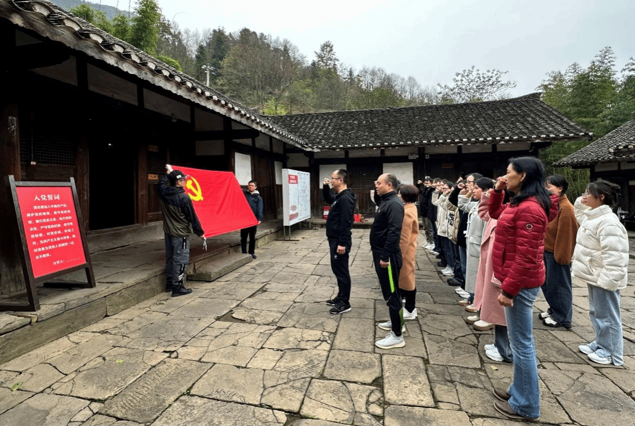 外国语学院党委开展“传承红色基因，奋力走好新时代长征路”主题党日活动