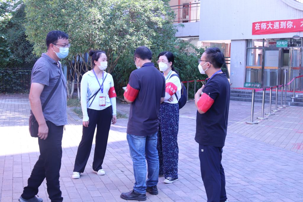 党旗引领当好“五员”做到“五心” 齐心协力共筑“防疫屏障”同护“师大家园”