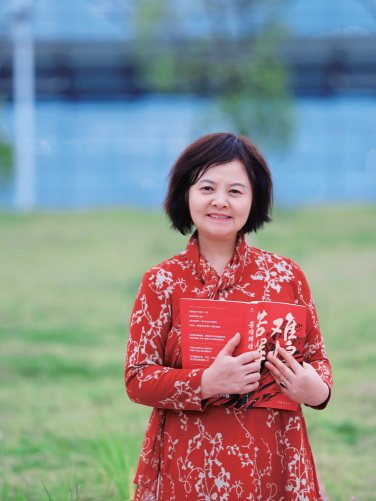 人物名片:杨建红,中国共产党党员,贵州师范大学地理与环境科学学院(喀斯特研究院)党委书记。荣获贵州师范大学2022年“师德标兵”称号。