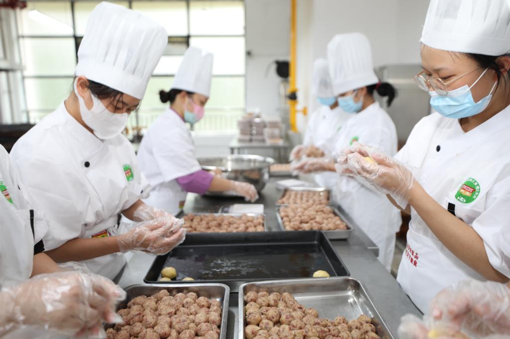 疫情中的中秋也很甜——学校赶制月饼送给学生