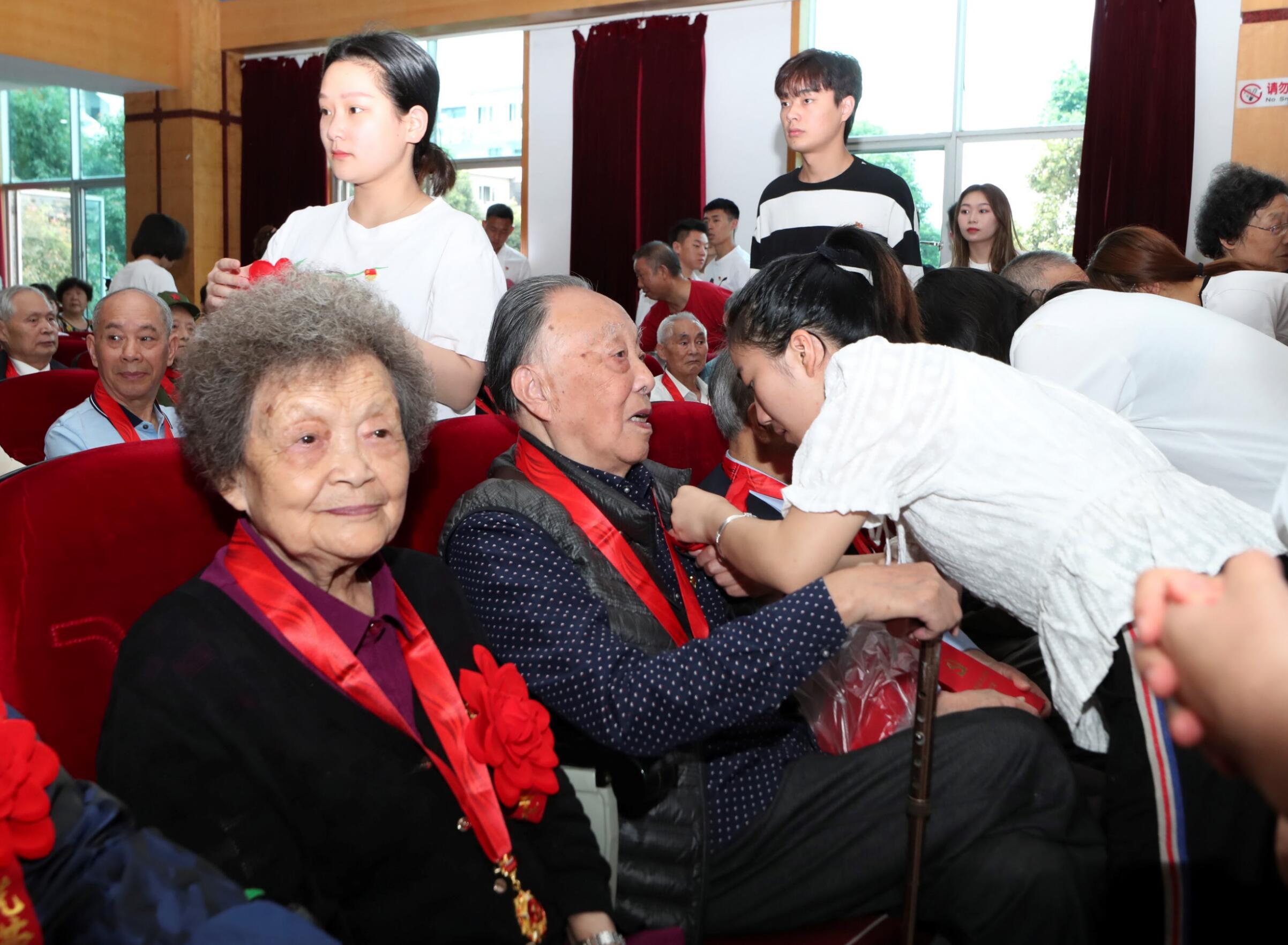 学校举行“光荣在党50年”纪念章颁发仪式-贵州师范大学新闻网