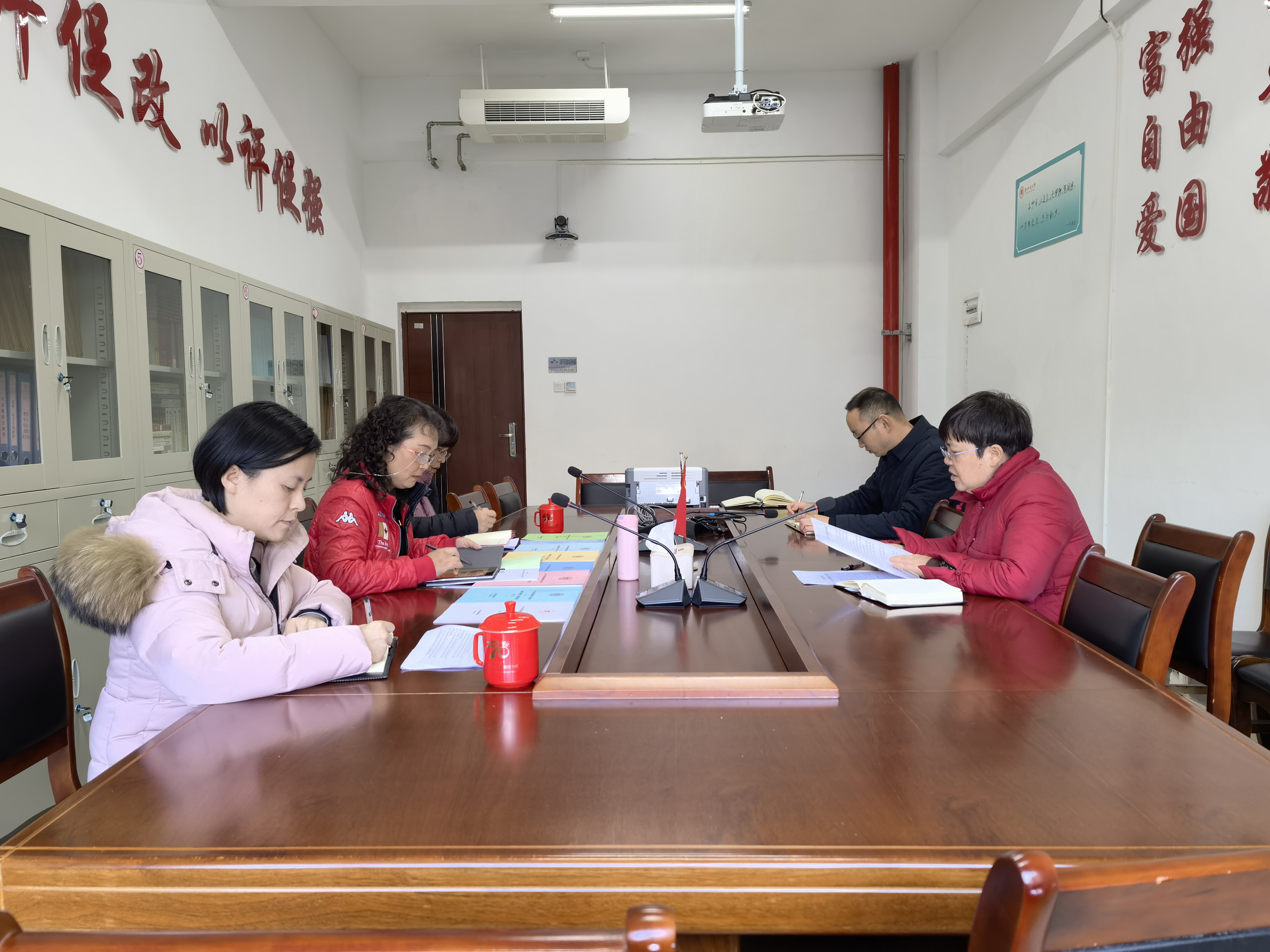 校党委委员、宣传部部长路言莉带队检查历史与政治学院党风廉政建设工作-贵州师范大学新闻网