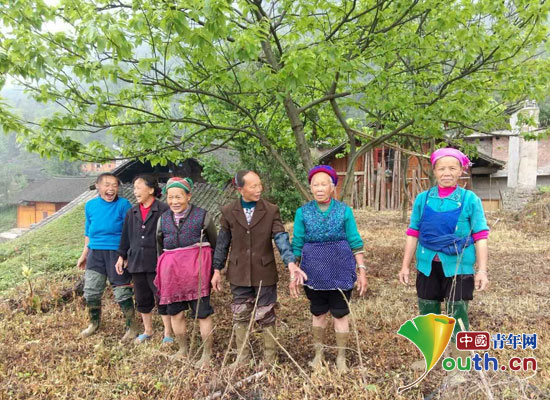贵州师范大学研究生支教团联合团麻江县委等举办的“快门三秒·爱的印记”公益摄影活动在杏山镇隆昌村举行。 贵州师范大学研究生支教团联合团麻江县委等举办的“快门三秒·爱的印记”公益摄影活动在杏山镇隆昌村举行。