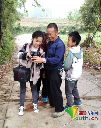 隆昌村村民在预览志愿者给他们拍摄的照片。 隆昌村村民在预览志愿者给他们拍摄的照片。