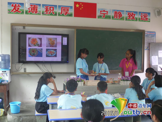 夏令营开营仪式结束后,支教团成员为营员们上了一堂有趣的实验课。 夏令营开营仪式结束后,支教团成员为营员们上了一堂有趣的实验课。