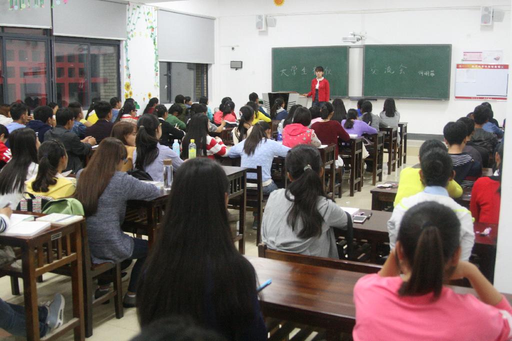 大学新生交流图片