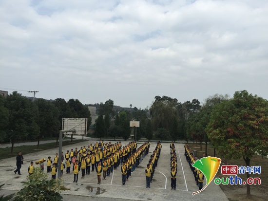 图为石板小学学生正在认真学习新编的课间体操。唐婉贞供图 图为石板小学学生正在认真学习新编的课间体操。唐婉贞供图