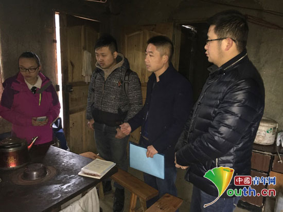 贵州师范大学第十七届研究生支教团成员陪同来自昆明的大三学生为源村中学学生送新年礼物。 贵州师范大学第十七届研究生支教团成员陪同来自昆明的大三学生为源村中学学生送新年礼物。